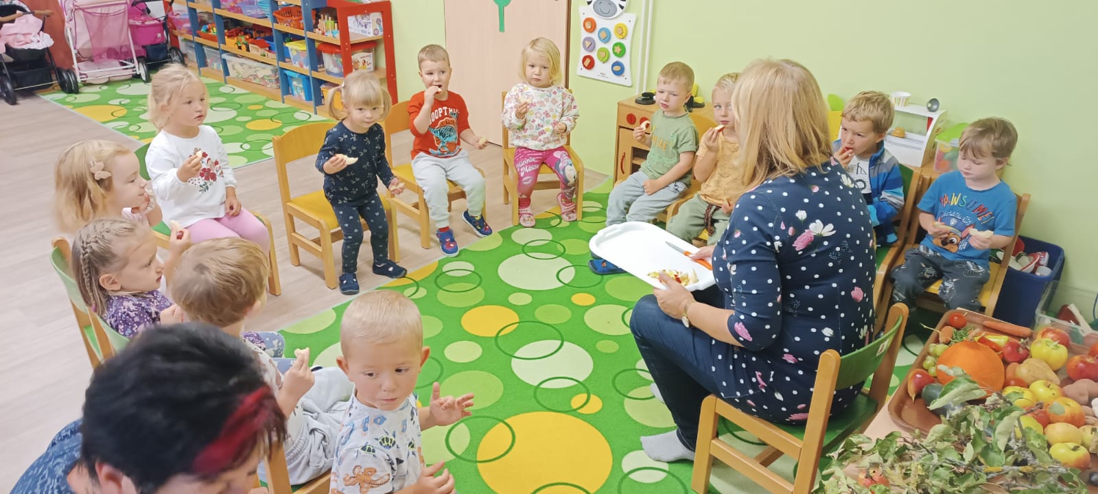 Ochutnávání jablíček a louskání ořechů 2