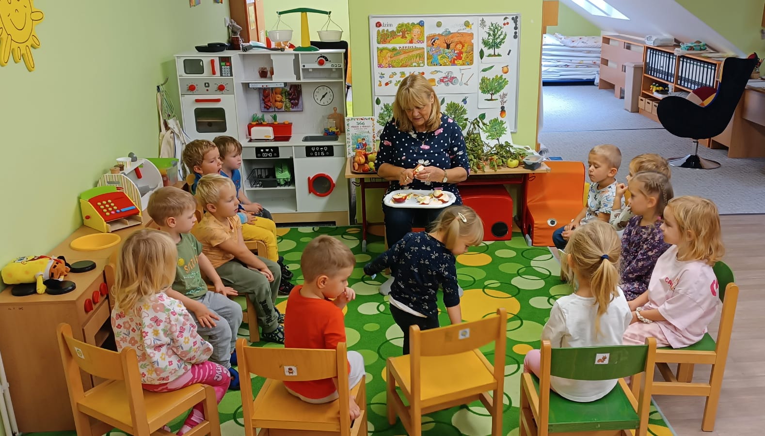 Ochutnávání jablíček a louskání ořechů